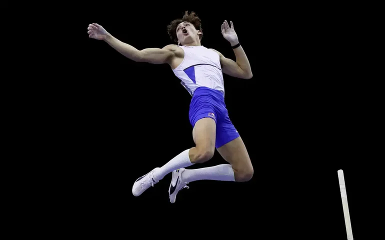 Duplantis salta 6,24m e bate recorde mundial do salto com vara pela 8ª vez