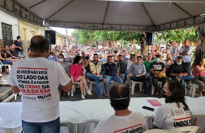 Pesquisadores participam de reunião da comunidade afetada pela mineração