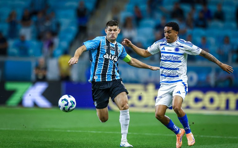 Cruzeiro vence a segunda seguida, derrota o Grêmio e segue na perseguição dos líderes