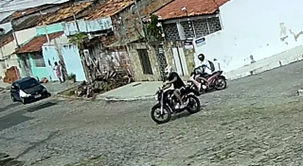Motociclista é vítima de roubo à mão armada na porta de casa em Aracaju / Foto: Foto: Portal A8SE/Reprodução