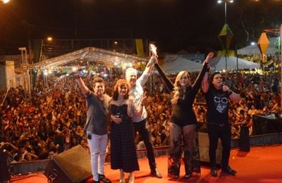 Calcinha Preta e Forró na Vera animam a segunda noite do São João coruripense 