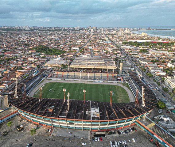 Rei Pelé recebe Jogo das Estrelas de Adriano Imperador neste sábado