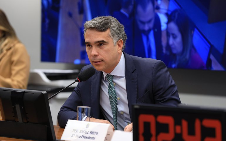 Rafael Brito defende piso nacional para todos os profissionais da educação