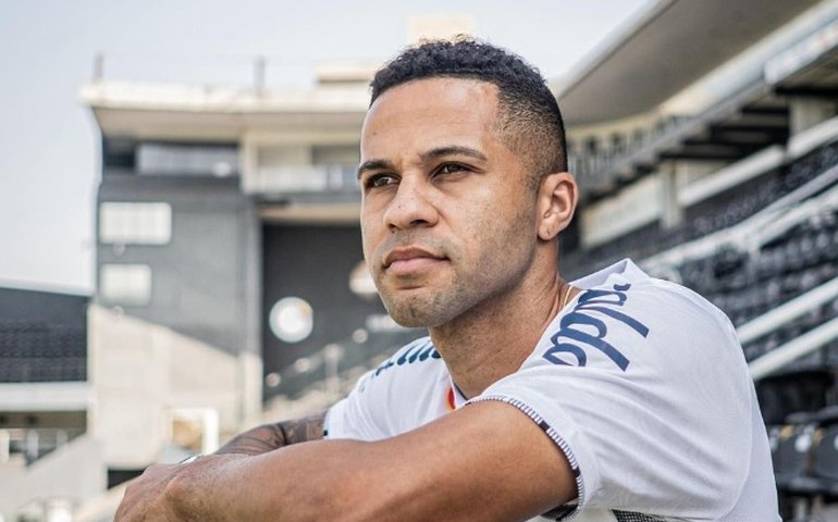 Serginho é apresentado no Santos e recebe apoio de Neymar: 'Está voltando para casa'