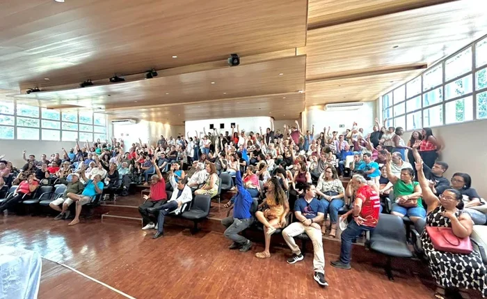 Servidores decidem pela greve por tempo indeterminado a partir de sexta-feira