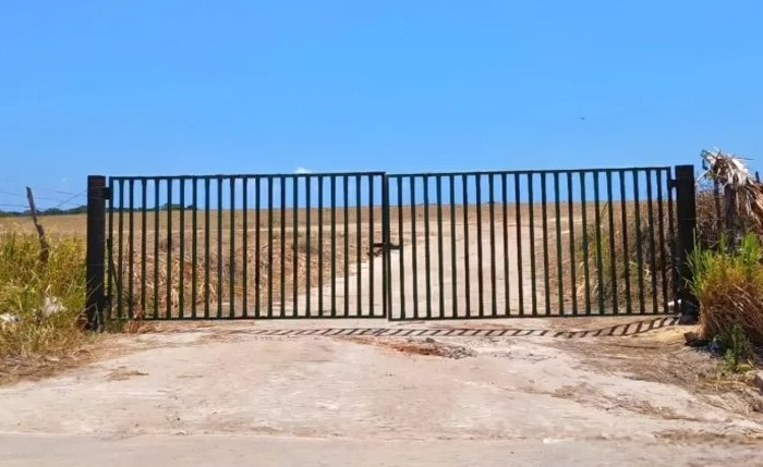 Cancela impede acesso a um dos acessos à praia de Morros, em Passo do Camaragibe