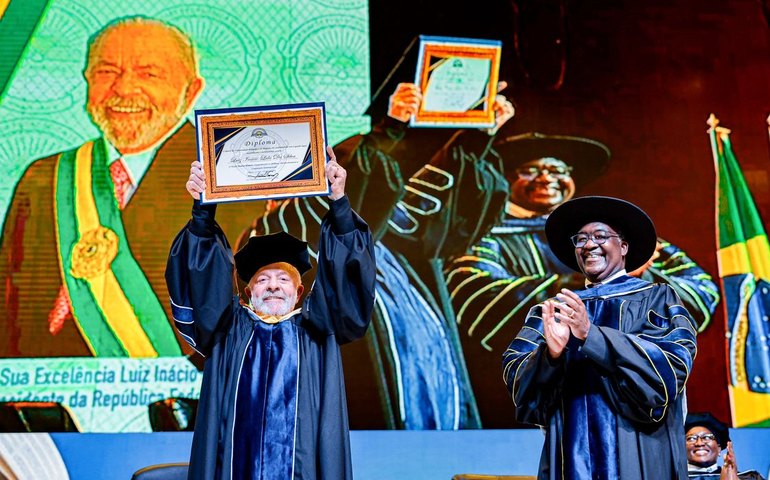 Lula recebe título de doutor honoris causa em Moçambique