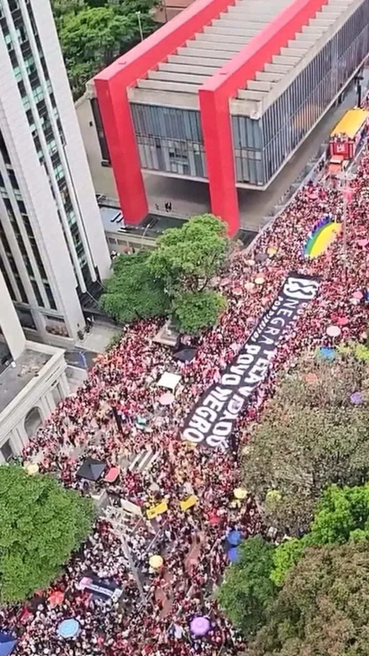 Avenida Paulista é tomada por multidão vestida de vermelho em ato de Lula