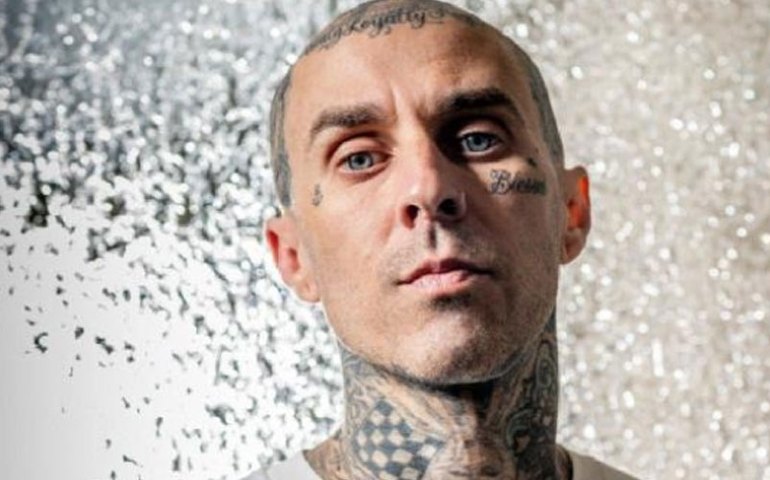 Travis Barker reaparece após internação e diz que correu risco de morte