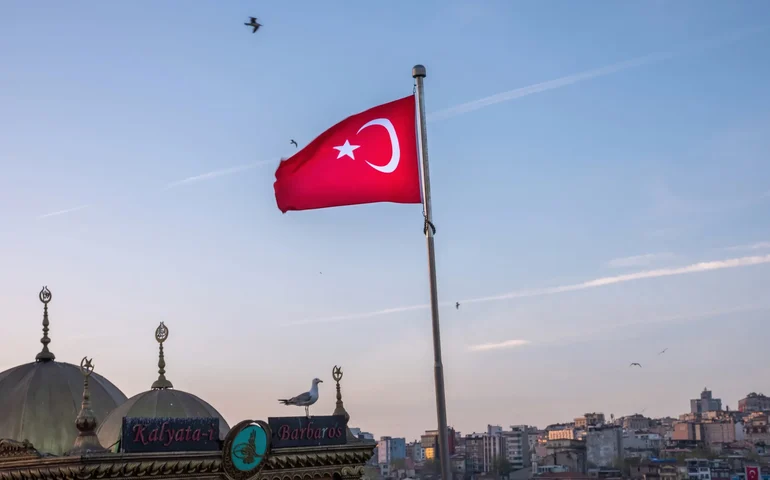 Turquia ataca curdos na Síria e no Iraque