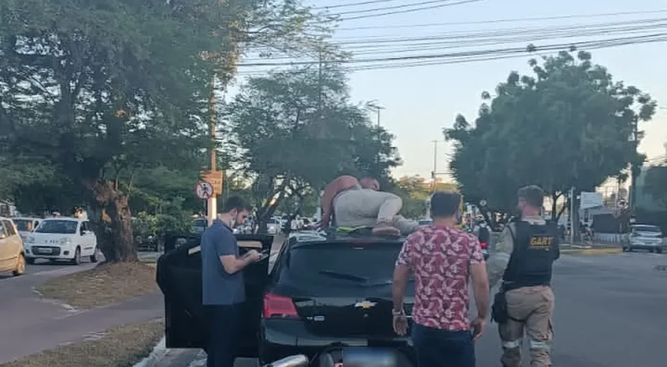 Motociclista sofre colisão e é arremessado para cima de carro em Aracaju