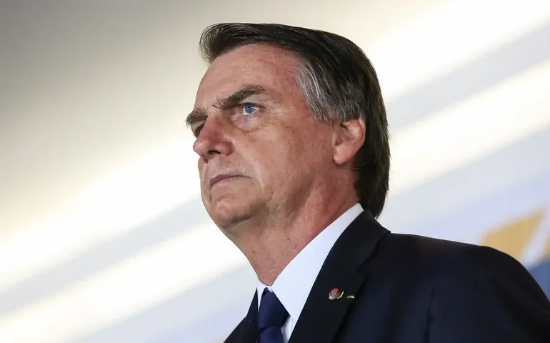 Bolsonaro se reúne com aliados para traçar estratégia após denúncia