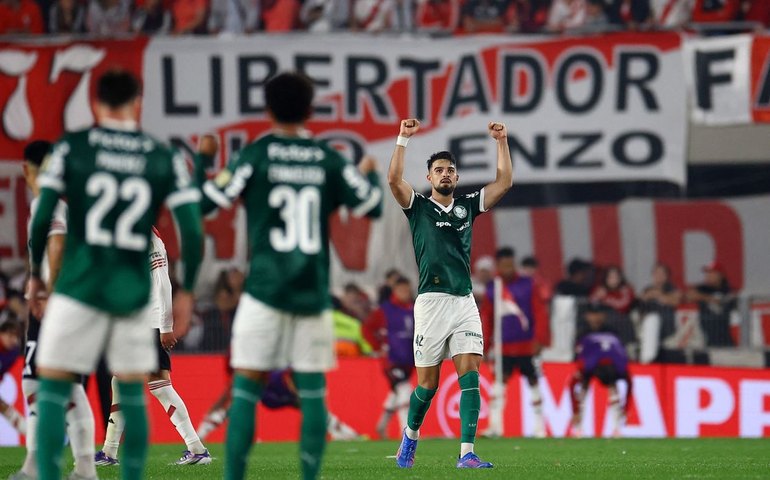 Palmeiras faz 1º tempo primoroso, some no 2º, mas ganha do River Plate na Libertadores