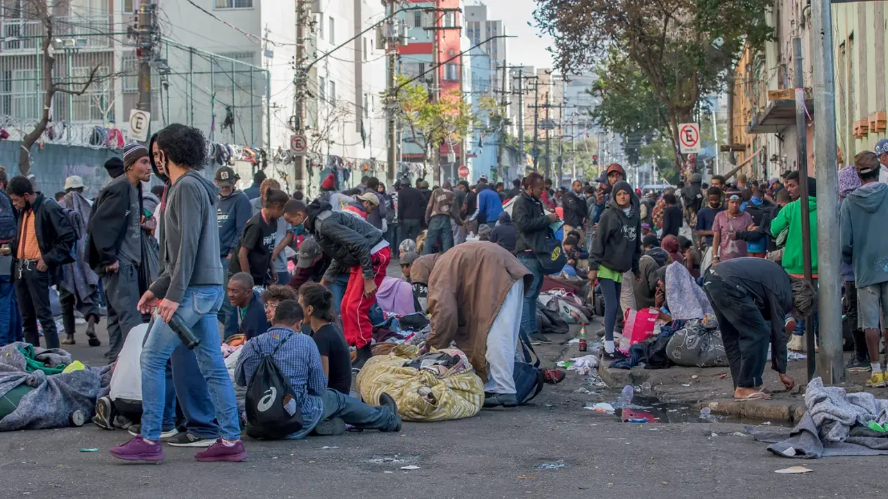 Solução para Cracolândia passa por moradia, apontam especialistas