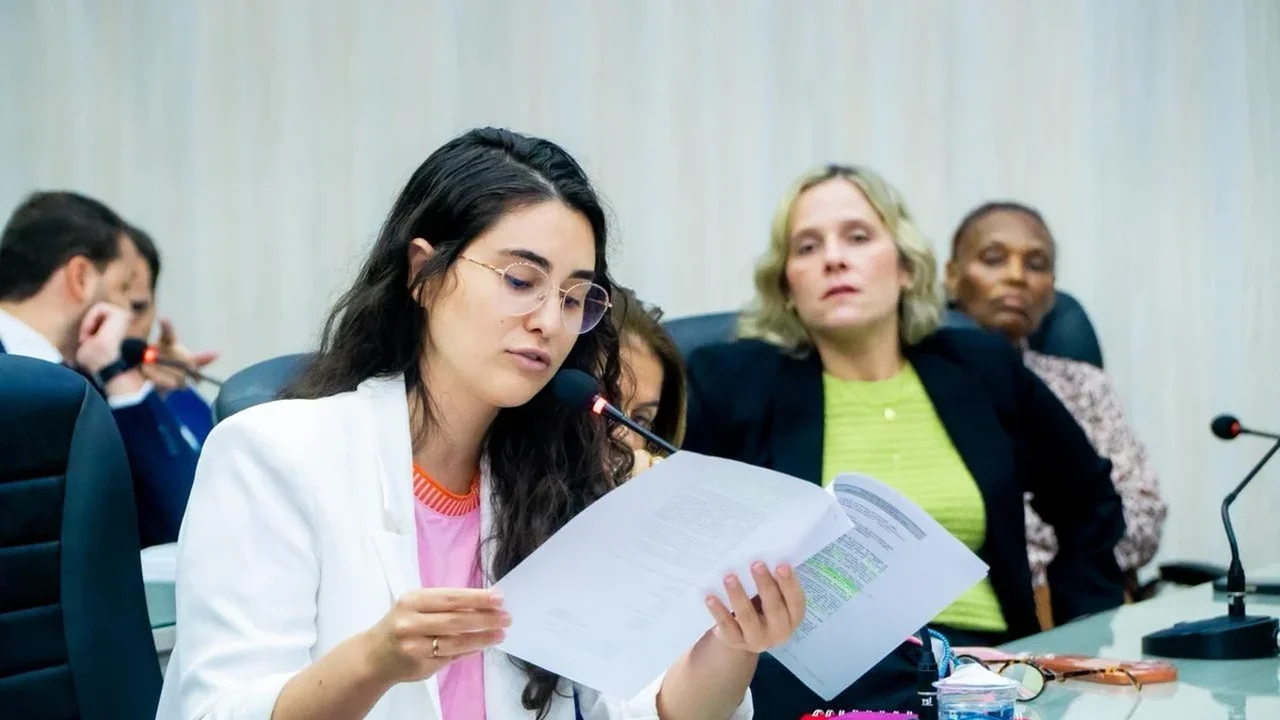 Questionamento de vereadora sobre aprovação de parecer da Comissão pode esbarrar na Justiça