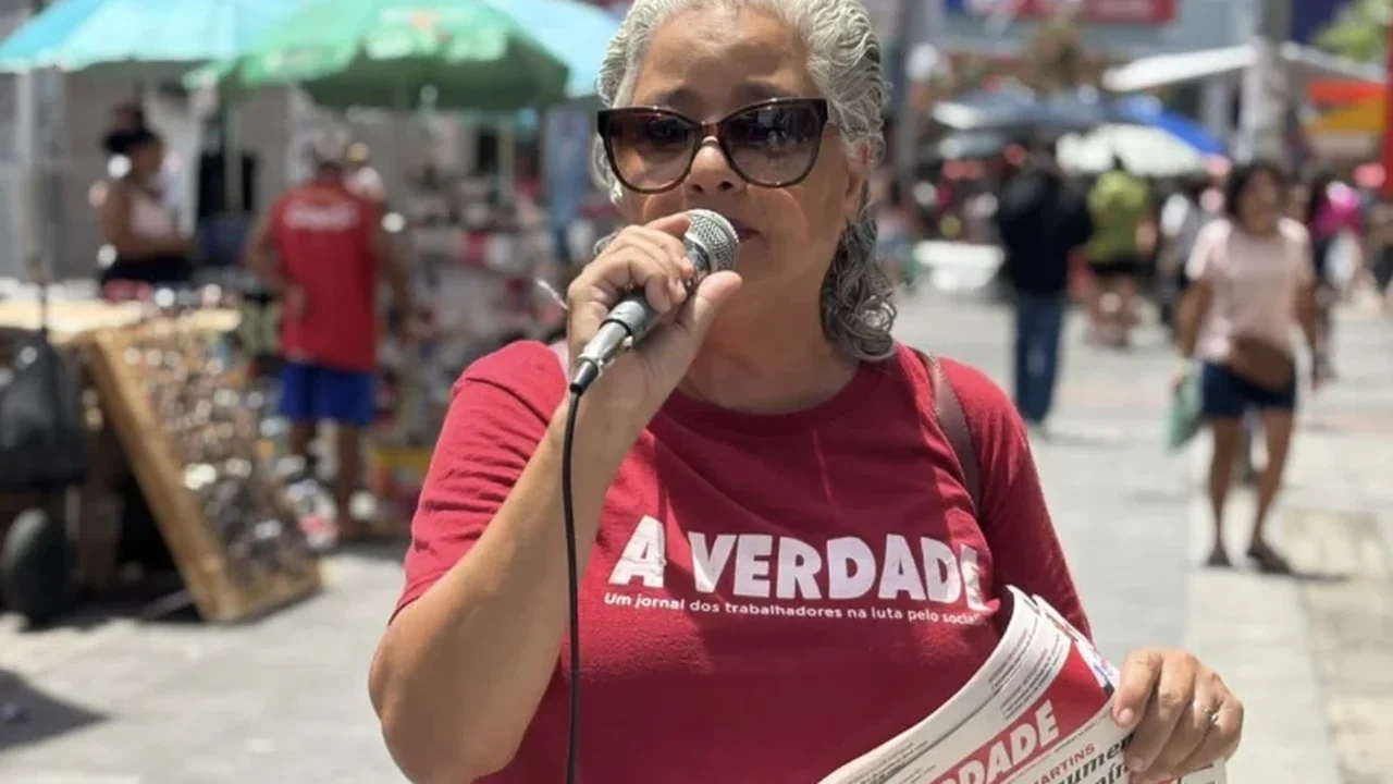 Lenilda Luna realiza brigada do jornal A Verdade no calçadão do Centro de Maceió e defende aumento de 100% no salário mínimo