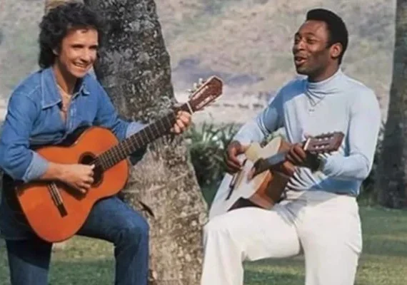 Roberto Carlos homenageia Pelé e relembra: “Até cantamos juntos”