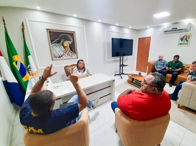 Prefeita Tia Júlia reúne forças de segurança e define estratégias para reforçar proteção em Palmeira