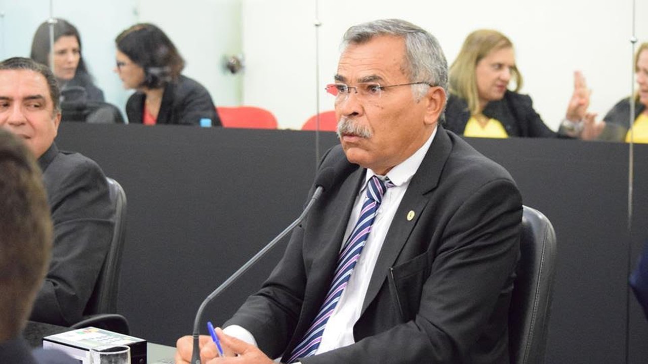 Deputado Tarcizo Freire vota pela derrubada do veto que prejudica professores