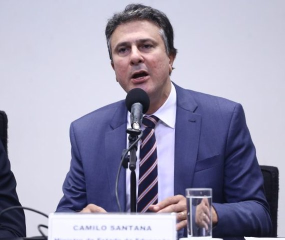 Camilo Santana acusa Flávio Bolsonaro de evitar abertura de sigilos