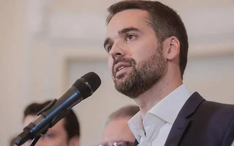 Após assumir comando do PSDB, Eduardo Leite enfrenta 1ª crise com tucanos