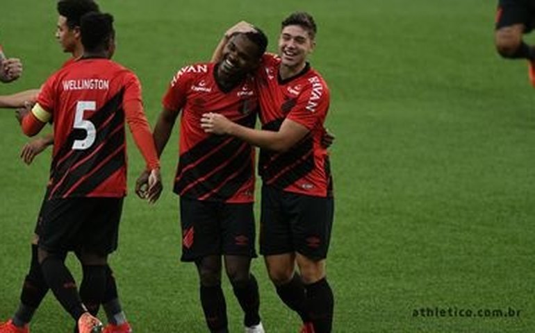 Time paranaense muda nome para homenagear clube de cidade ucraniana destruída pela guerra