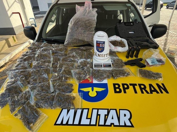 PM apreende drogas, arma e recupera veículos em operações na capital e interior