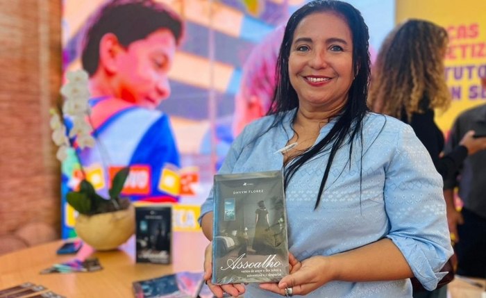 Professora lançou livro na Bienal de Alagoas, no estande da Semed