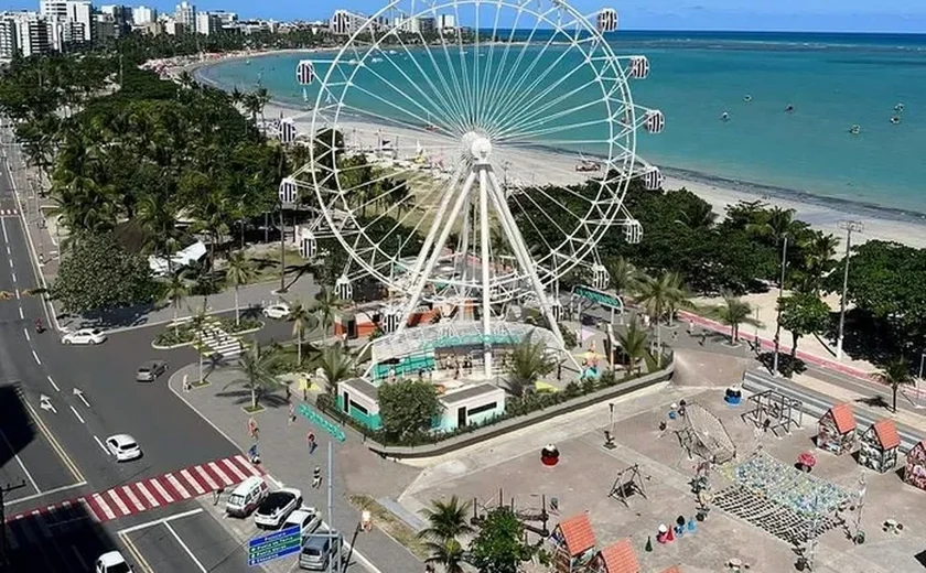 Estrutura da roda-gigante panorâmica começa a chegar em Maceió