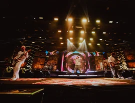 Maneva celebra 20 anos de carreira com audiovisual ao vivo