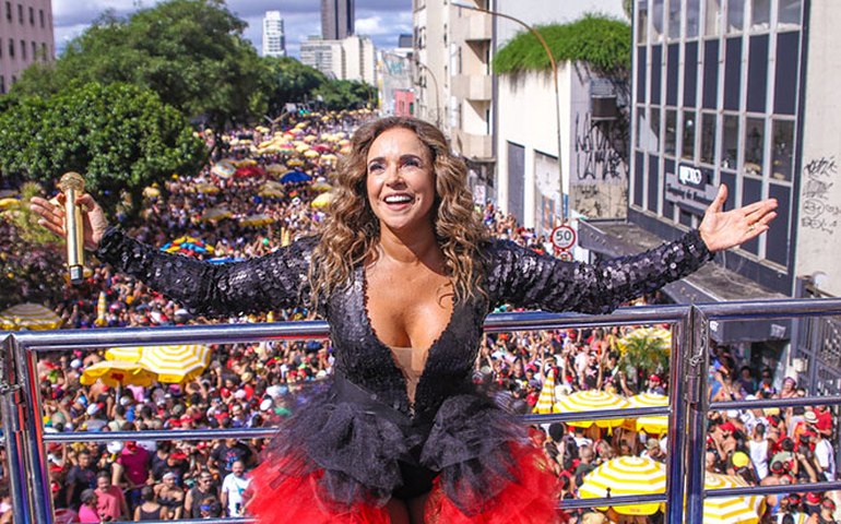 Daniela Mercury arrasta multidão no fechamento do carnaval em SP