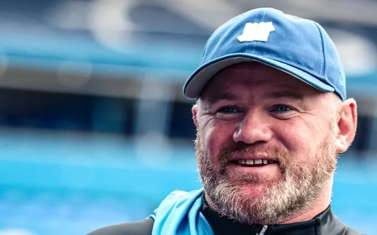 Wayne Rooney revive momento icônico e marca bicicleta em programa de TV britânico; veja vídeo