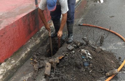Prefeitura retira três toneladas de lixo da rede de drenagem