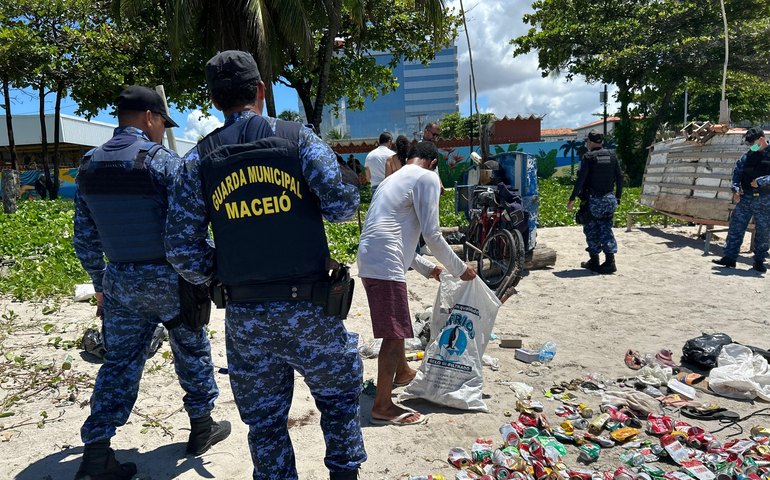 Guarda Municipal prende suspeito em flagrante e apreende armas brancas na Nova Orla de Maceió