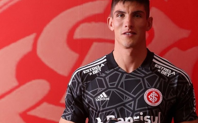 Apresentado no Inter, goleiro Rochet explica 'chapéu' no Grêmio: 'Tomei a decisão certa'