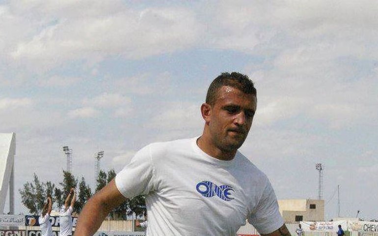 Nizar Issaoui, jogador de futebol tunisiano, ateia fogo em si mesmo