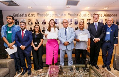 Coleta seletiva: presidente do TJAL premia servidores que mais contribuíram no mês de julho