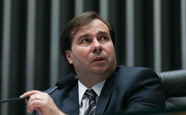 Rodrigo Maia admite suspender recesso para votar eventual denúncia contra Temer