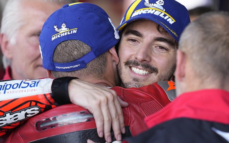 Aleix Espargaró passa Bagnaia na última volta e vence etapa da Inglaterra na MotoGP