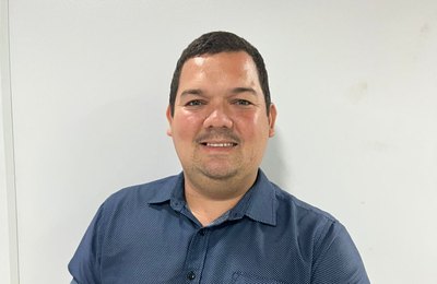 Vereador David do Emprego entrega Comenda Senador Arnon de Mello ao radialista Bruno Rafael em sessão solene na Câmara de Maceió