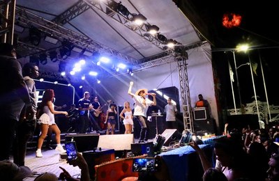 Cantor Theuzinho lota QG da Folia no sábado de Carnaval em Palmeira dos Índios