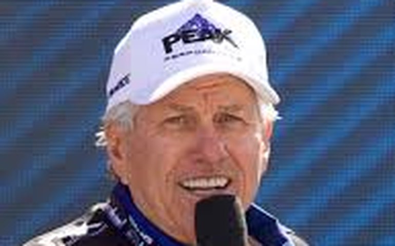 Piloto de 75 anos considerado 'lenda viva' é internado na UTI após motor explodir em competição nos EUA; veja o acidente