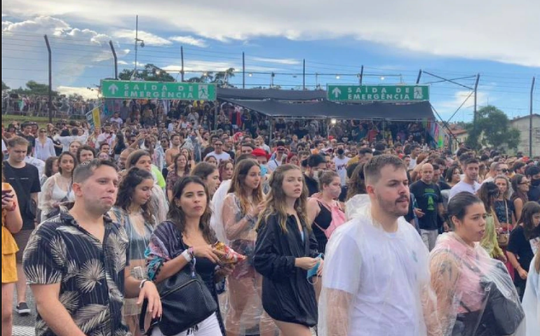 Lollapalooza 2022: Chuva forte interrompe sequência de shows no primeiro dia