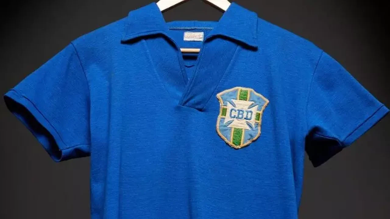 Camisa de Pelé usada na final da Copa de 1958 é vendida por R$ 25 milhões em leilão