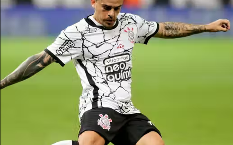 Exame confirma entorse no tornozelo e Fagner vira desfalque no Corinthians