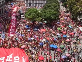 Aos gritos de “Bora Lula”, multidão ocupa o Centro do Rio; veja vídeo