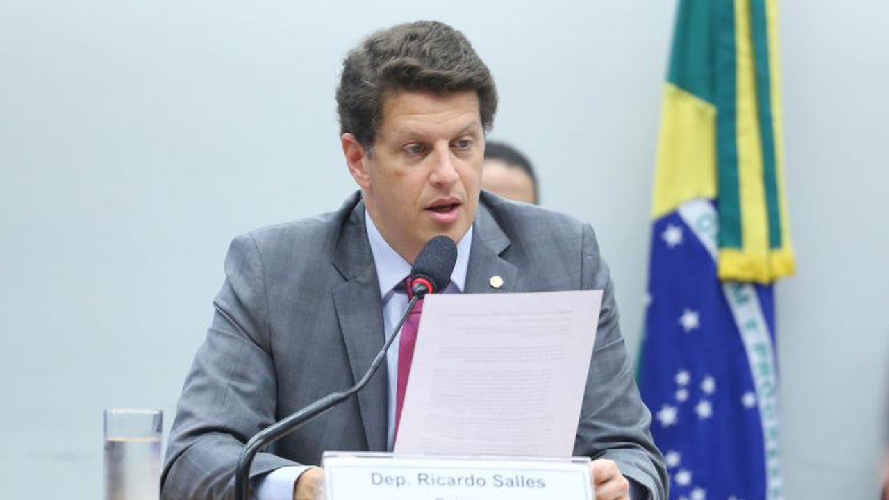 Salles regulariza documentação e segue na disputa pelo Senado