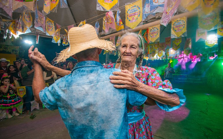 Aos 89 anos, “Dona Criança” encanta Arraiá Comunitário do bairro Jardim Esperança