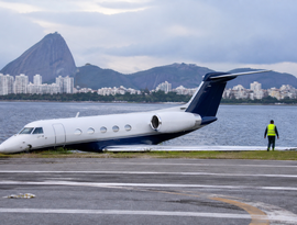 Avião sai da pista no Aeroporto Santos Dumont e provoca cancelamentos e desvios de voos