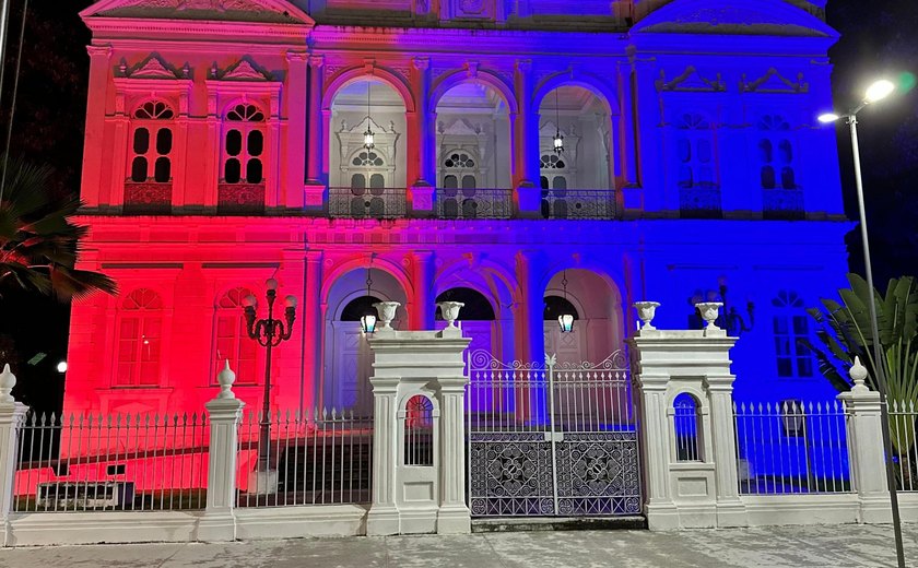 Palácio dos Martírios é iluminado nas cores das bandeiras de Alagoas e da França